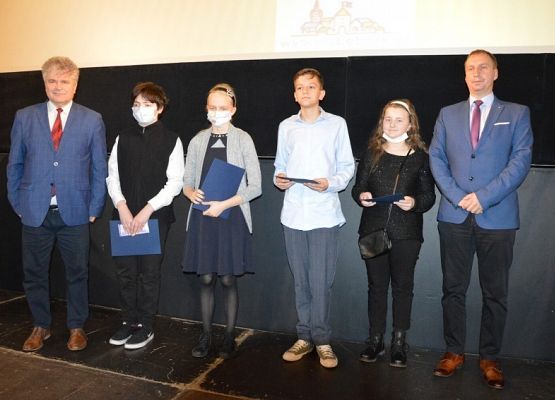Wyróżnienia Burmistrza Miasta dla uzdolnionych uczniów. grafika