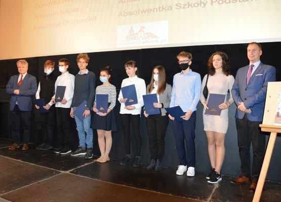 Wyróżnienia Burmistrza Miasta dla uzdolnionych uczniów. grafika