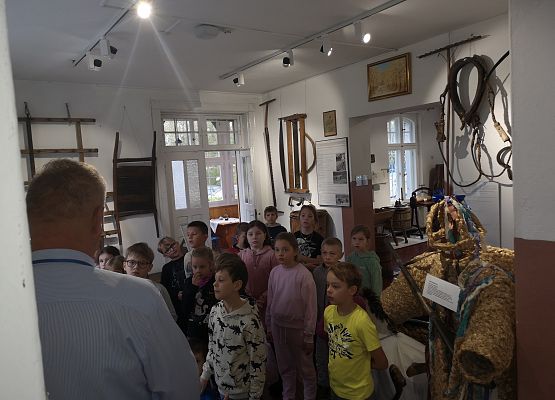 Wycieczka kaszubska klas drugich do Kartuz grafika