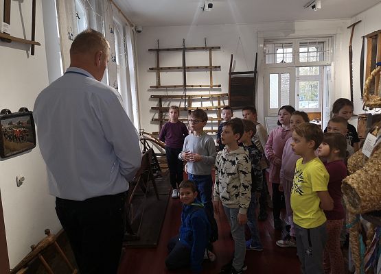 Wycieczka kaszubska klas drugich do Kartuz grafika