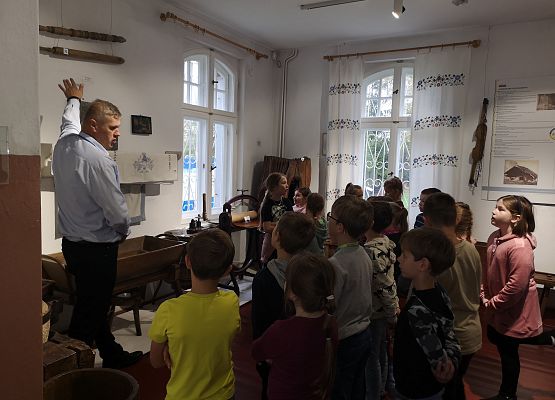 Wycieczka kaszubska klas drugich do Kartuz grafika