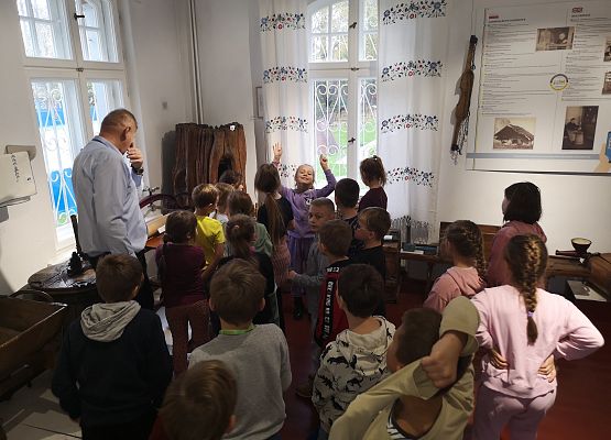 Wycieczka kaszubska klas drugich do Kartuz grafika