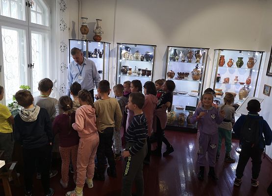 Wycieczka kaszubska klas drugich do Kartuz grafika