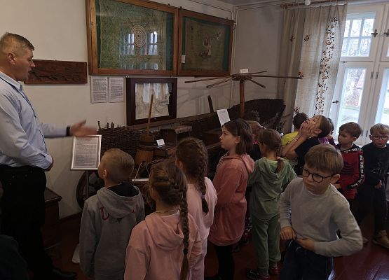 Wycieczka kaszubska klas drugich do Kartuz grafika