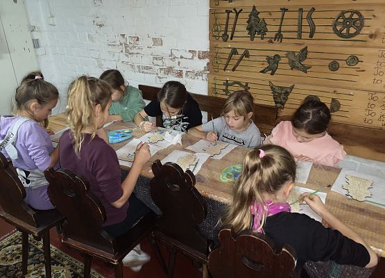 Wycieczka kaszubska klas drugich do Kartuz grafika