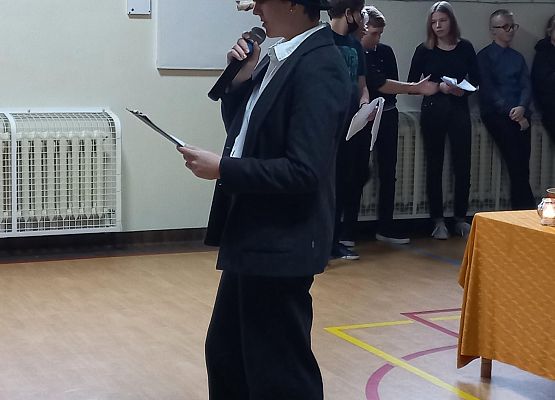 Przedstawienie pt. "Dziady" w wykonaniu klasy VIII B grafika