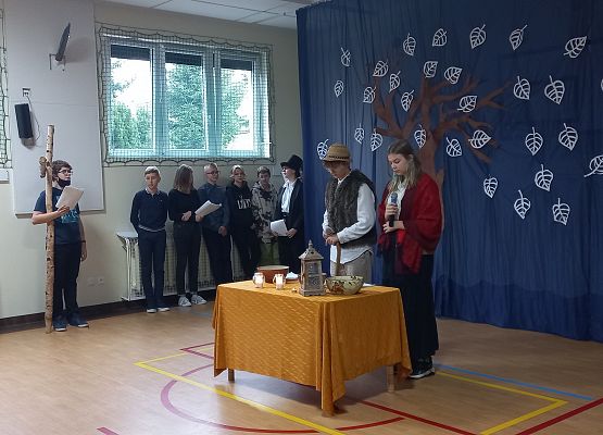 Przedstawienie pt. "Dziady" w wykonaniu klasy VIII B grafika