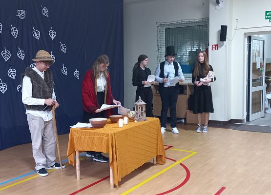 Przedstawienie pt. "Dziady" w wykonaniu klasy VIII B grafika