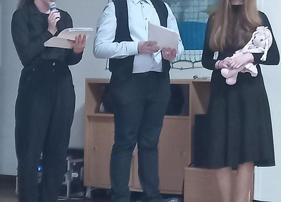 Przedstawienie pt. "Dziady" w wykonaniu klasy VIII B grafika