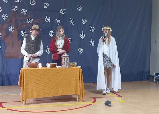 Przedstawienie pt. "Dziady" w wykonaniu klasy VIII B grafika