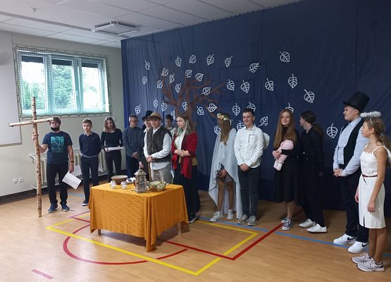 Przedstawienie pt. "Dziady" w wykonaniu klasy VIII B grafika