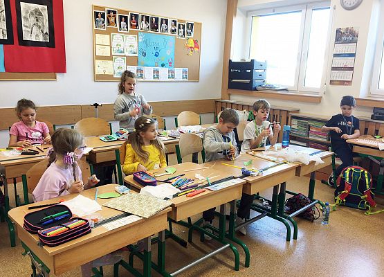 "Gąsienice na listku" grafika