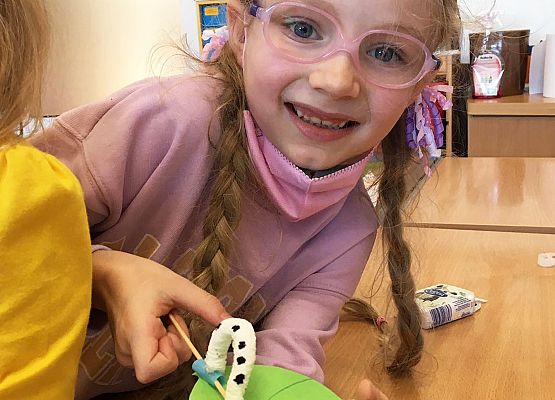 "Gąsienice na listku" grafika