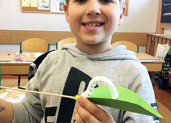 "Gąsienice na listku" grafika