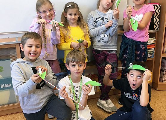 "Gąsienice na listku" grafika