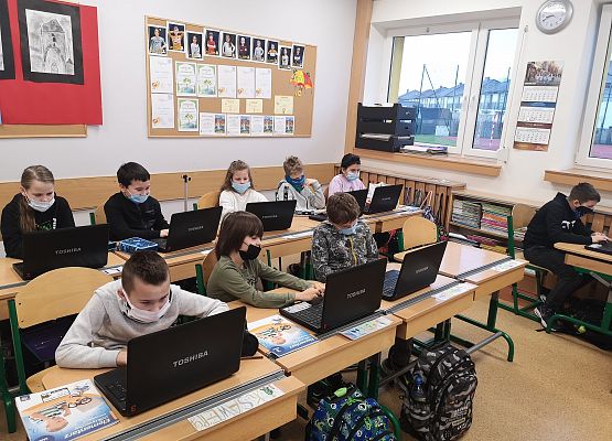 Kartki świąteczne trzecioklasistów tworzone w programie Paint 3D grafika