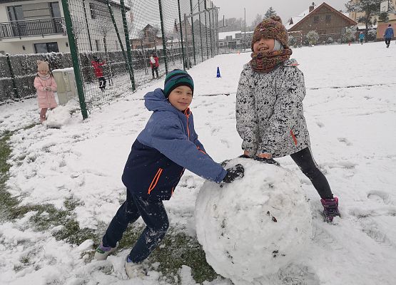 Wyczekiwane zabawy klasy 2a na śniegu grafika