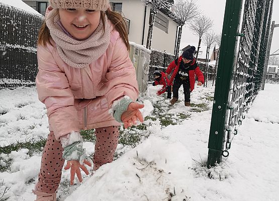 Wyczekiwane zabawy klasy 2a na śniegu grafika