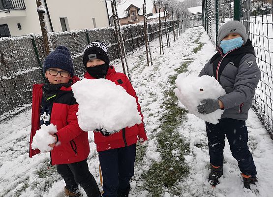 Wyczekiwane zabawy klasy 2a na śniegu grafika