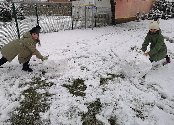Wyczekiwane zabawy klasy 2a na śniegu grafika