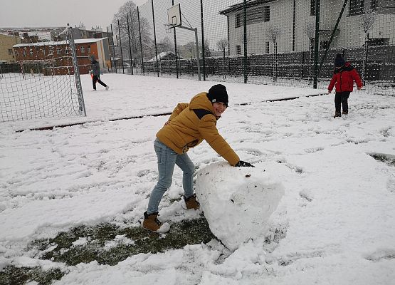 Wyczekiwane zabawy klasy 2a na śniegu grafika
