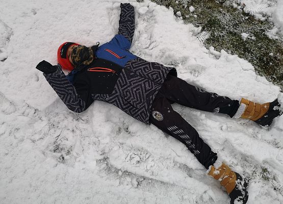 Wyczekiwane zabawy klasy 2a na śniegu grafika