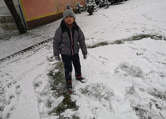 Wyczekiwane zabawy klasy 2a na śniegu grafika