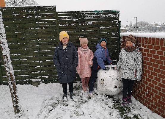 Wyczekiwane zabawy klasy 2a na śniegu grafika