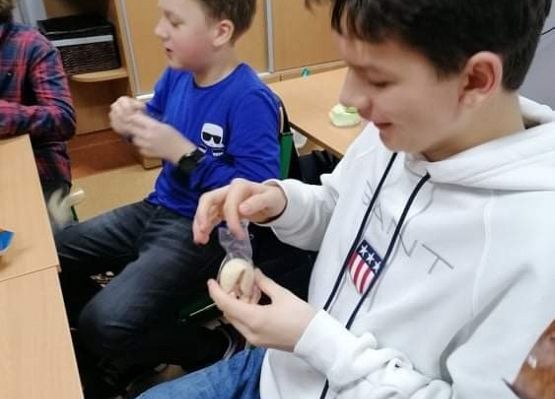 Fotorelacja z zabawy andrzejkowej klasy 7a grafika