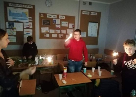 Fotorelacja z zabawy andrzejkowej klasy 7a grafika