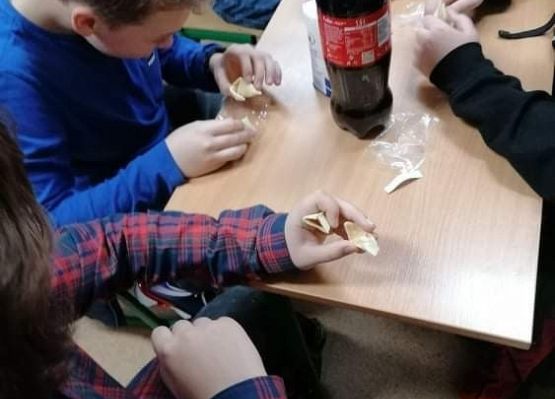 Fotorelacja z zabawy andrzejkowej klasy 7a grafika