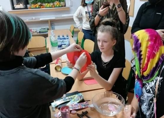 Fotorelacja z zabawy andrzejkowej klasy 7a grafika