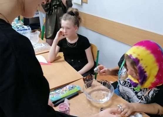 Fotorelacja z zabawy andrzejkowej klasy 7a grafika