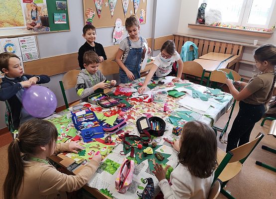 Klasa 2a przygotowuje ozdoby na świąteczny kiermasz charytatywny grafika