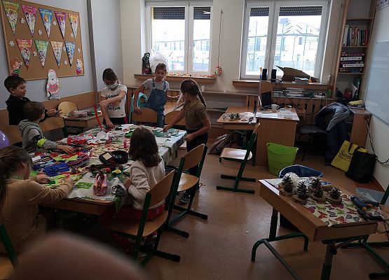 Klasa 2a przygotowuje ozdoby na świąteczny kiermasz charytatywny grafika
