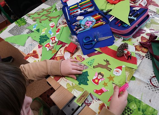 Klasa 2a przygotowuje ozdoby na świąteczny kiermasz charytatywny grafika