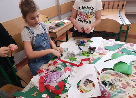 Klasa 2a przygotowuje ozdoby na świąteczny kiermasz charytatywny grafika