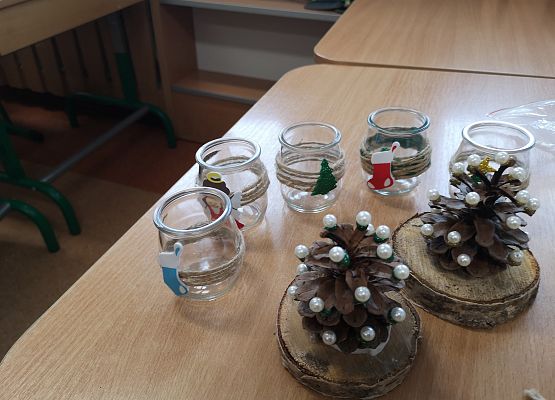 Klasa 2a przygotowuje ozdoby na świąteczny kiermasz charytatywny grafika