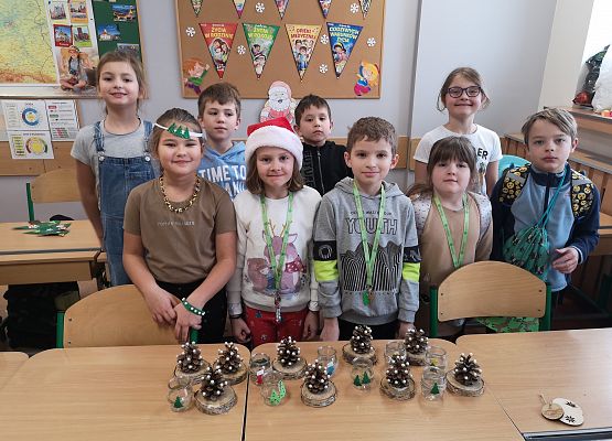 Klasa 2a przygotowuje ozdoby na świąteczny kiermasz charytatywny grafika