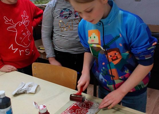 Warsztaty plastyczne "Spotkanie z grafiką – linoryt” grafika