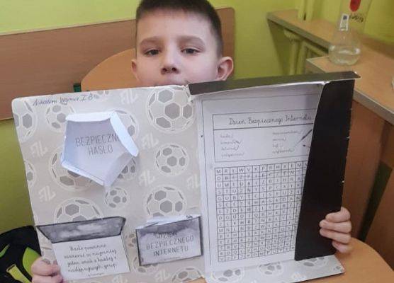 Dzień Bezpiecznego Internetu w klasie 2b grafika