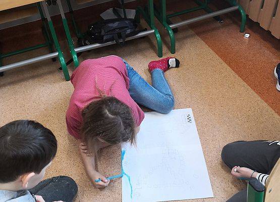 Uczniowie klasy 2a tworzą gry planszowe - fotorelacja grafika