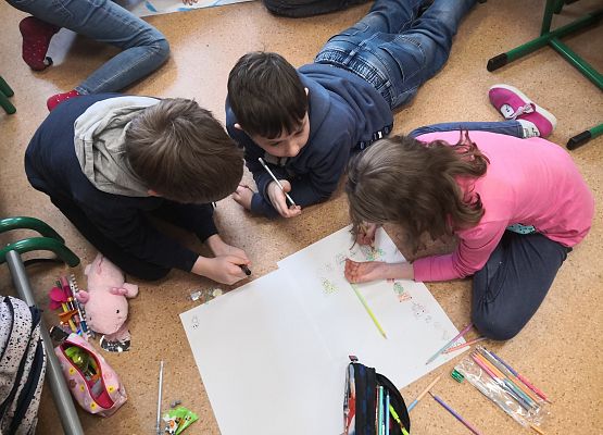 Uczniowie klasy 2a tworzą gry planszowe - fotorelacja grafika