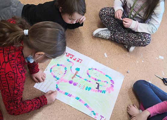 Uczniowie klasy 2a tworzą gry planszowe - fotorelacja grafika