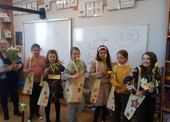 Dzień Kobiet w klasie trzeciej  grafika