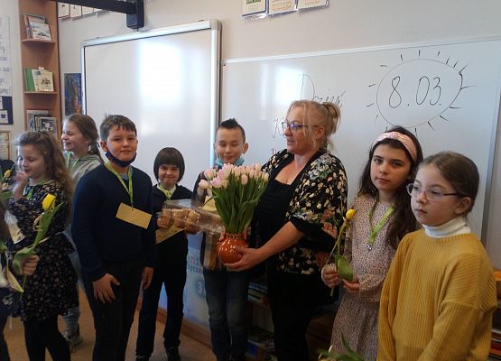 Dzień Kobiet w klasie trzeciej  grafika