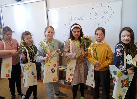 Dzień Kobiet w klasie trzeciej  grafika