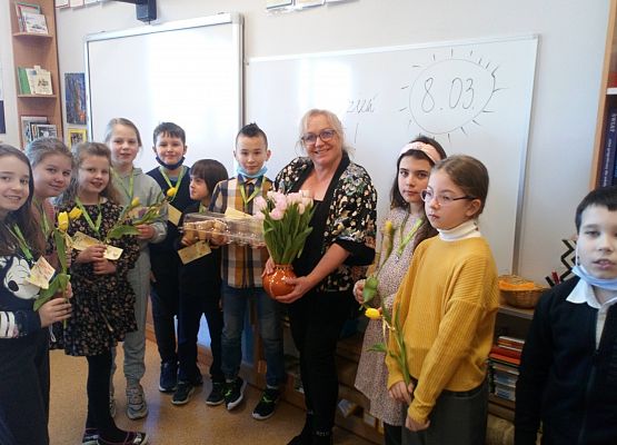 Dzień Kobiet w klasie trzeciej  grafika