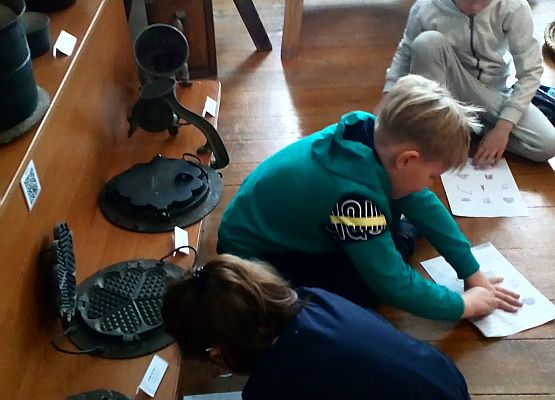 "Pamiątki z przeszłości” – lekcja muzealna kl.I grafika