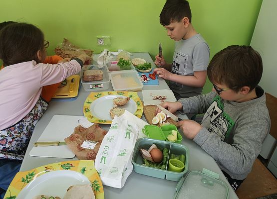 Wiosenne kanapki w wykonaniu uczniów klasy 2a - fotorelacja grafika